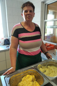 Frau Reimann an der Essenausgabe Frau Reimann an der Essenausgabe
